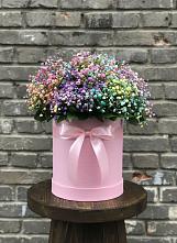 Цветочная композиция из Гипсофила и Розы в шляпной коробке в Козловке Воронежской области