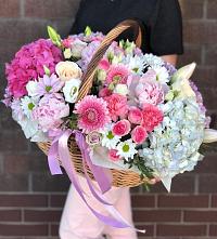 Цветочная композиция из Розы, Хризантемы, Пионы и Лизиантусы в корзине в Козловке Воронежской области