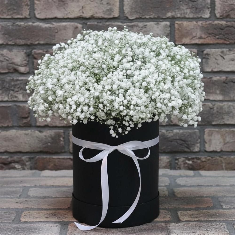 Цветочная композиция из Гипсофила в шляпной коробке в Козловке Воронежской области