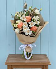 Букет цветов из:  Альстромерии, Лизиантусы, Розы и Хризантемы в Козловке Воронежской области