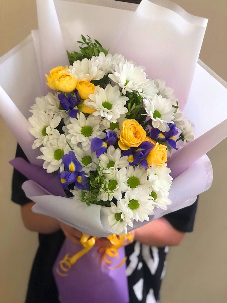Букет цветов из: Ирисы, Хризантемы и Розы в Козловке Воронежской области