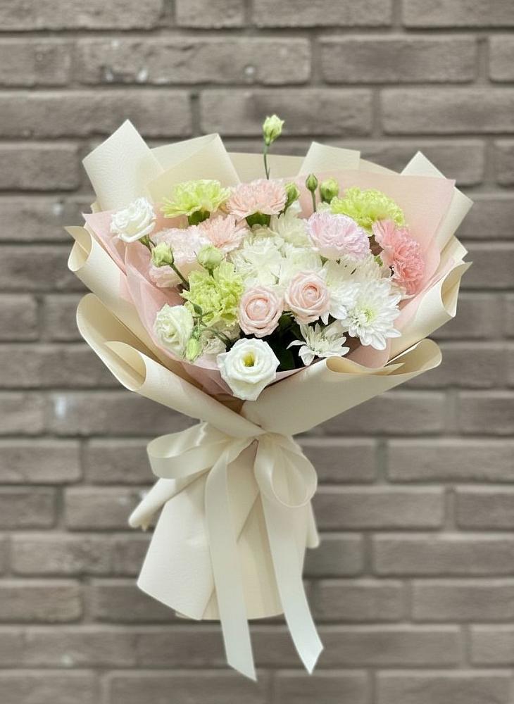 Букет цветов из: Гвоздики, Розы, Лизиантусы и Хризантемы в Козловке Воронежской области