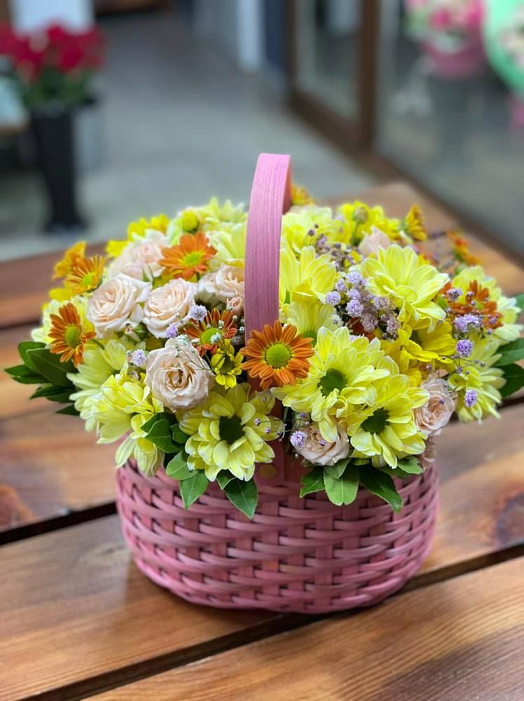 Цветочная композиция из Хризантемы и Розы в корзине в Козловке Воронежской области