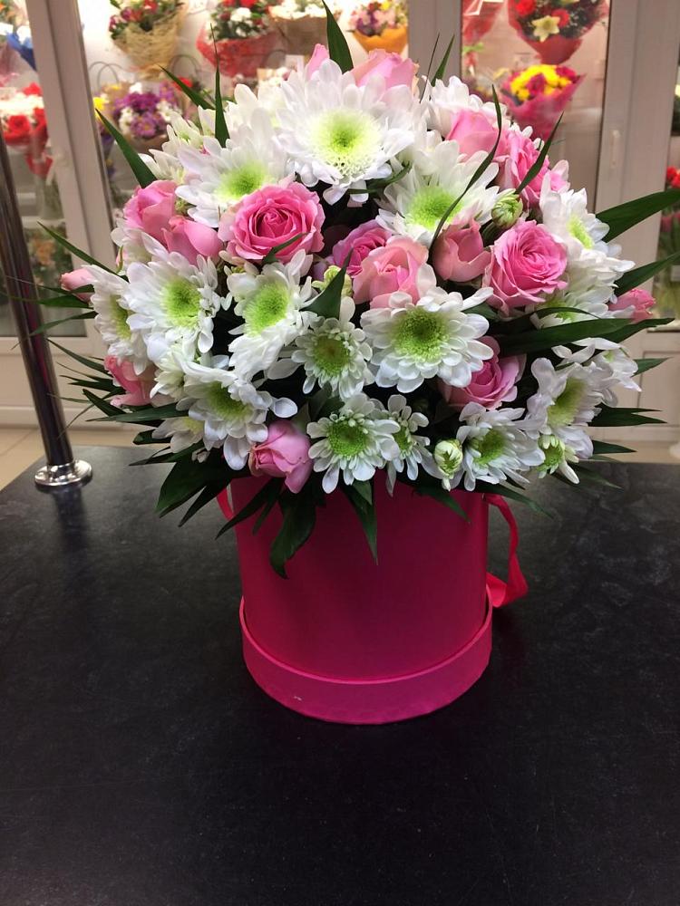 Цветочная композиция из Розы и Хризантемы в шляпной коробке в Козловке Воронежской области