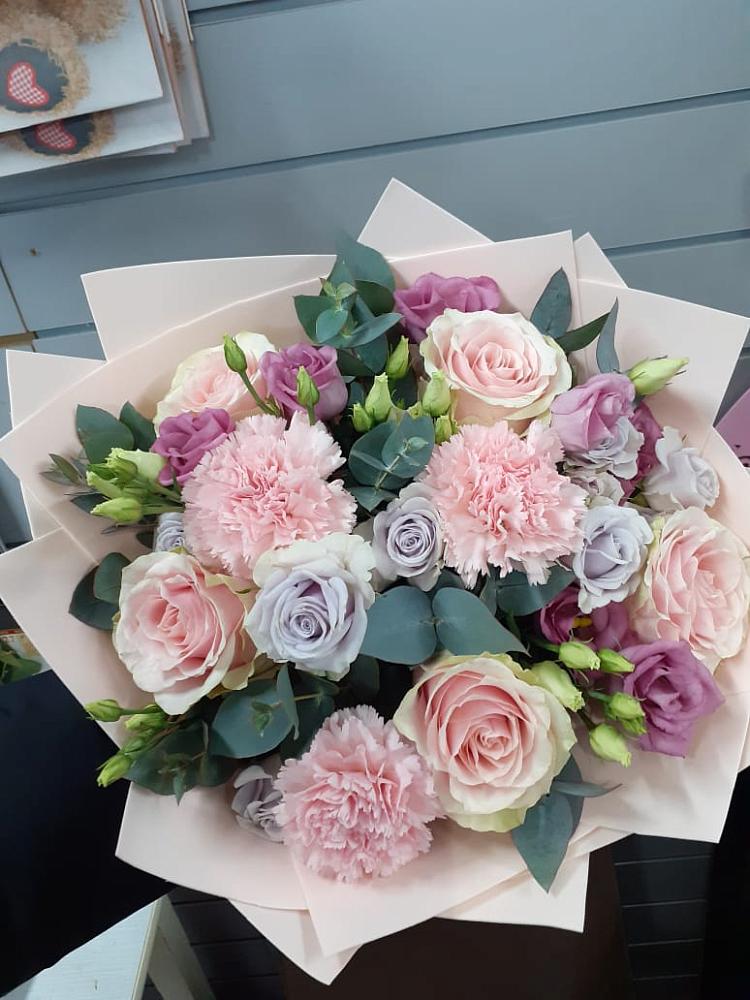 Букет цветов из: Розы, Гвоздики и Лизиантусы в Козловке Воронежской области