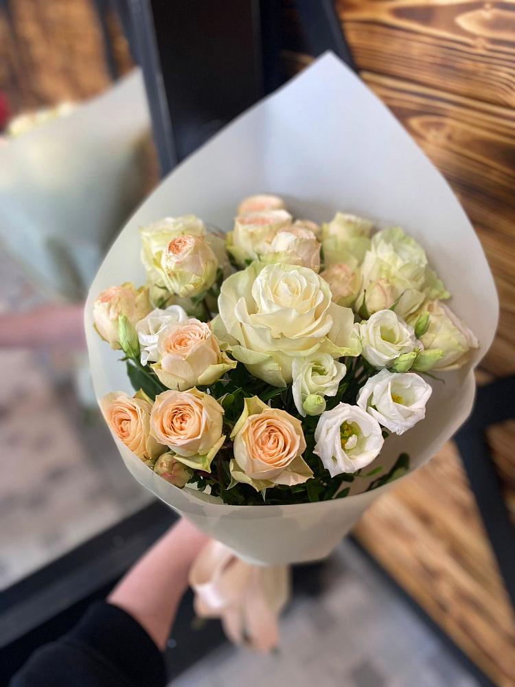 Букет цветов из: Розы и Лизиантусы в Козловке Воронежской области